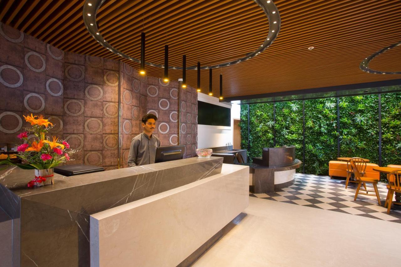 Fountain Tree By Tgi Hotel Bangalore Exterior foto